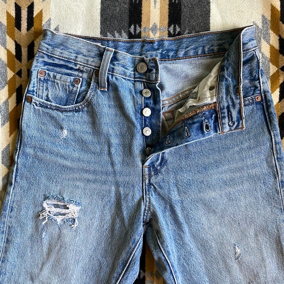 High Rise Button Fly Levi’s - Picture 2 of 3